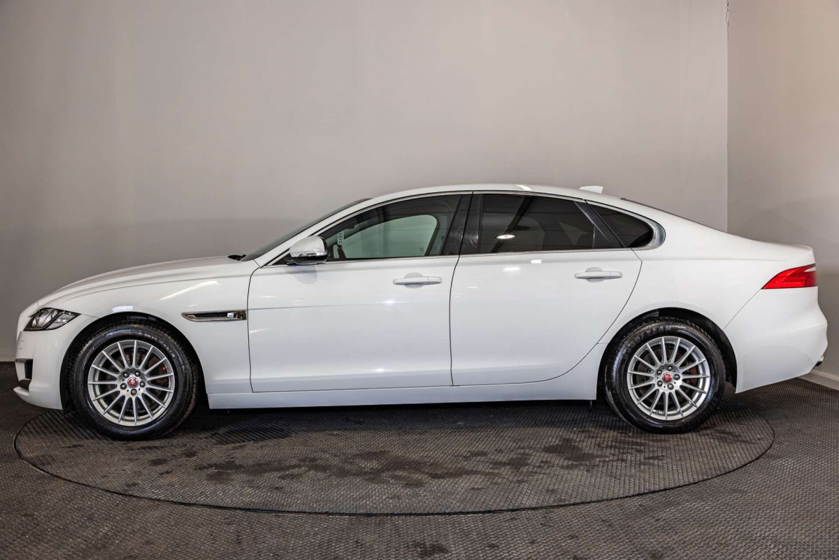 JAGUAR XF 2018 (18) 2.0D PRESTIGE SALOON 4DR DIESEL MANUAL EURO 6 (S/S) (180 PS) - 2018 - £9,000
