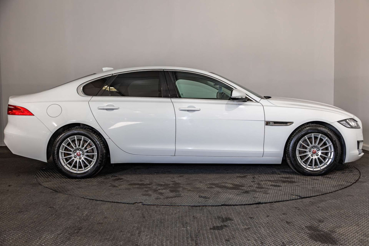 JAGUAR XF 2018 (18) 2.0D PRESTIGE SALOON 4DR DIESEL MANUAL EURO 6 (S/S) (180 PS) - 2018 - £9,000