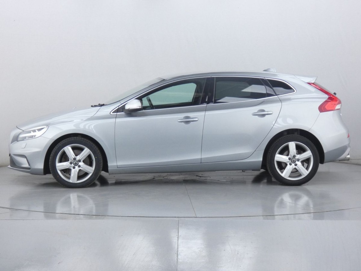VOLVO V40 2.0 D4 R-DESIGN NAV PLUS 5D 188 BHP - 2017 - £11,400