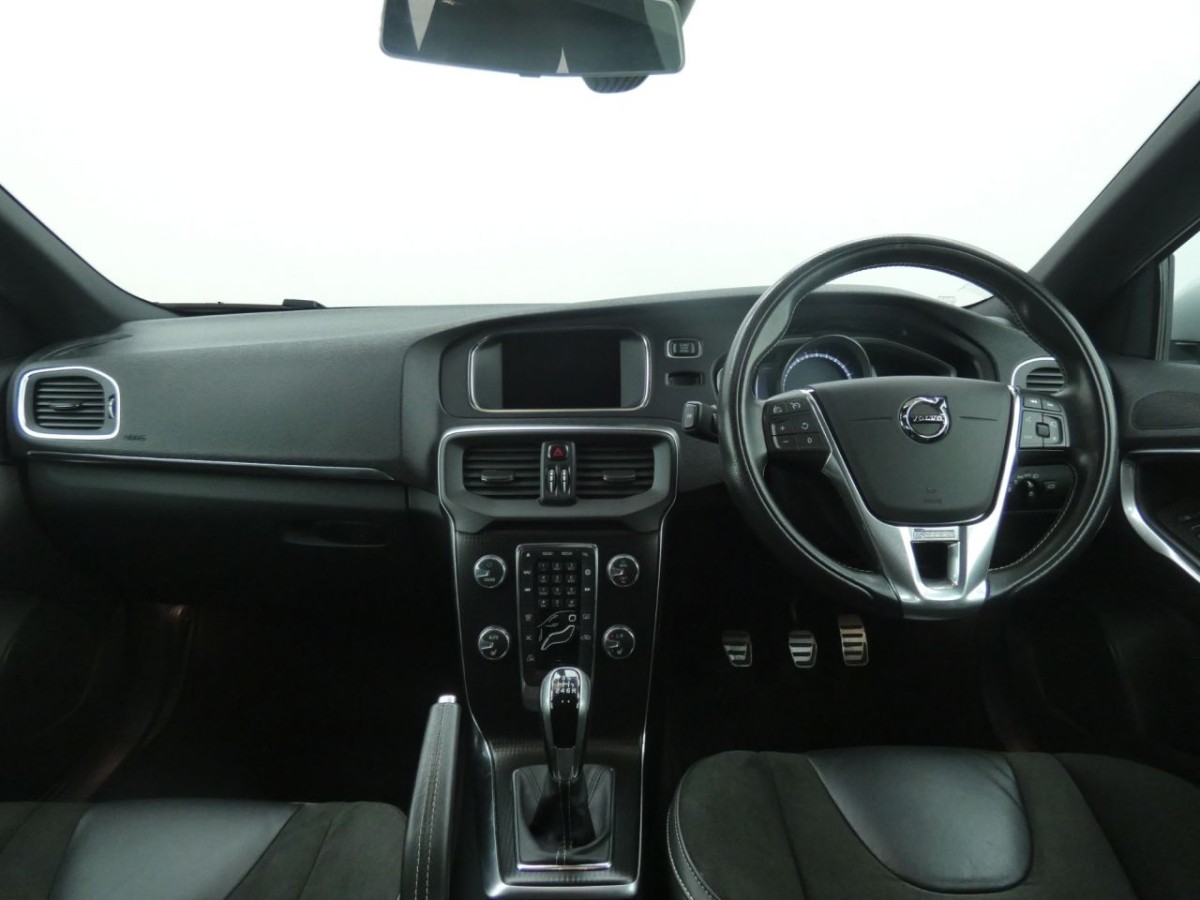 VOLVO V40 2.0 D4 R-DESIGN NAV PLUS 5D 188 BHP - 2017 - £11,400