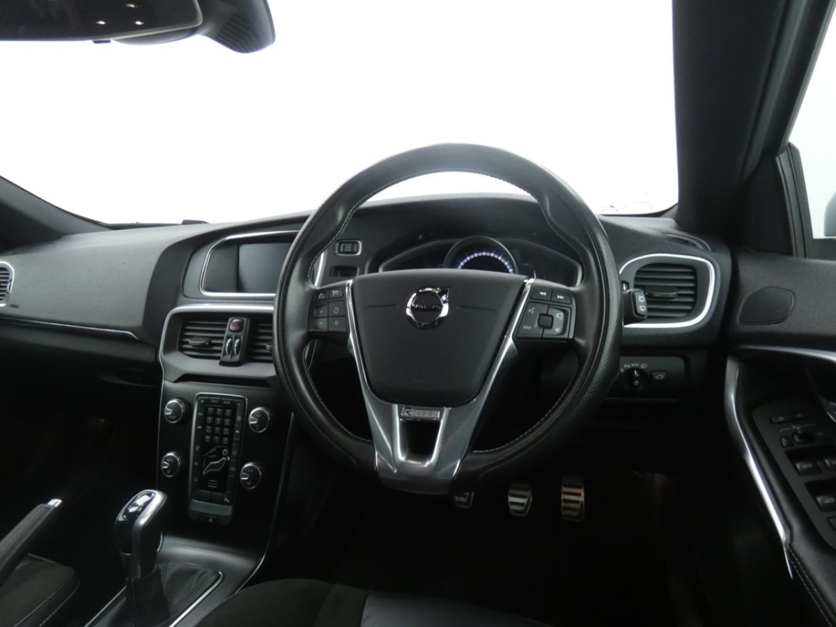VOLVO V40 2.0 D4 R-DESIGN NAV PLUS 5D 188 BHP - 2017 - £11,400