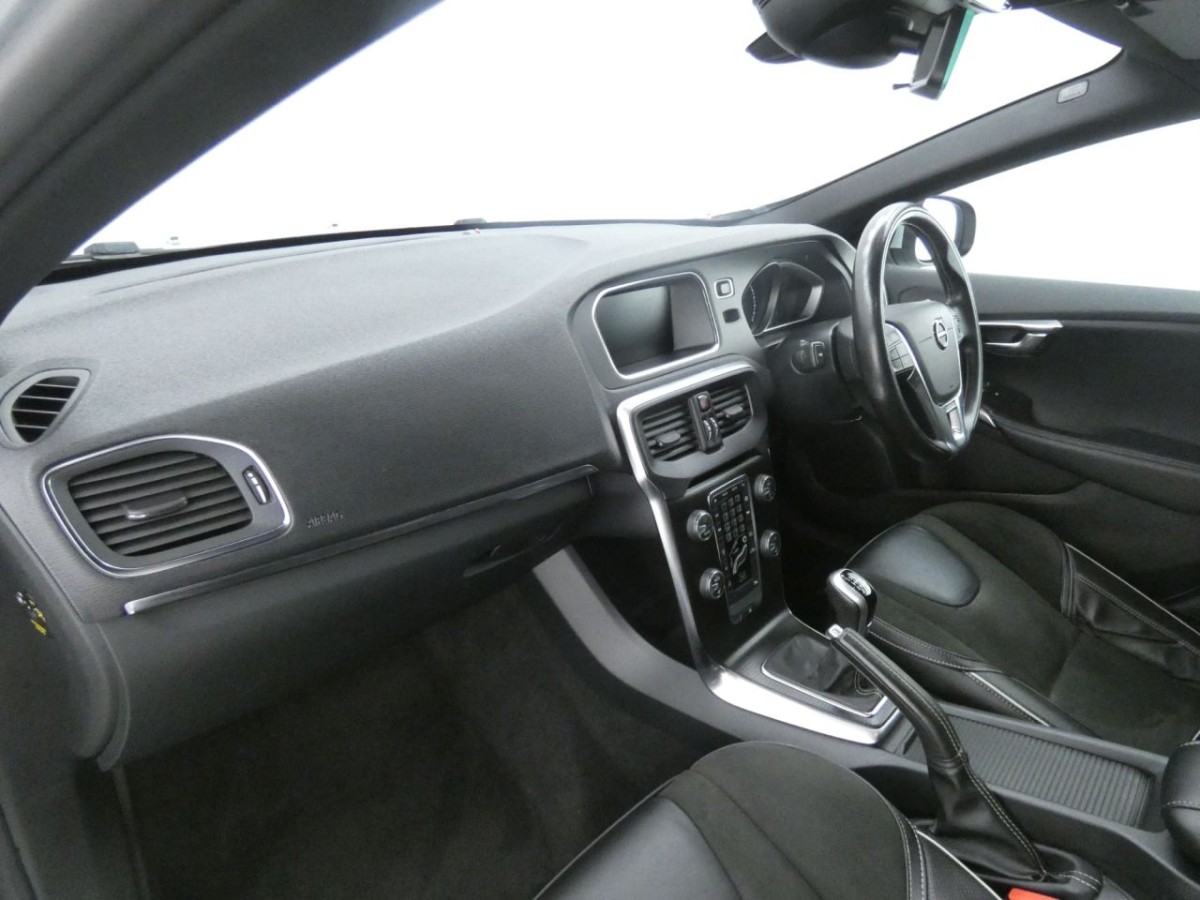 VOLVO V40 2.0 D4 R-DESIGN NAV PLUS 5D 188 BHP - 2017 - £11,400