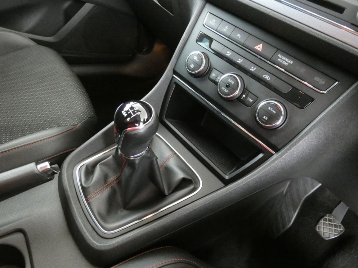 SEAT LEON 2.0 TDI FR TECHNOLOGY 5D 150 BHP HATCHBACK - 2015 - £8,700